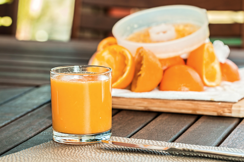 鲜榨橙汁玻璃杯图片 怎么做鲜榨橙汁果汁才好喝
