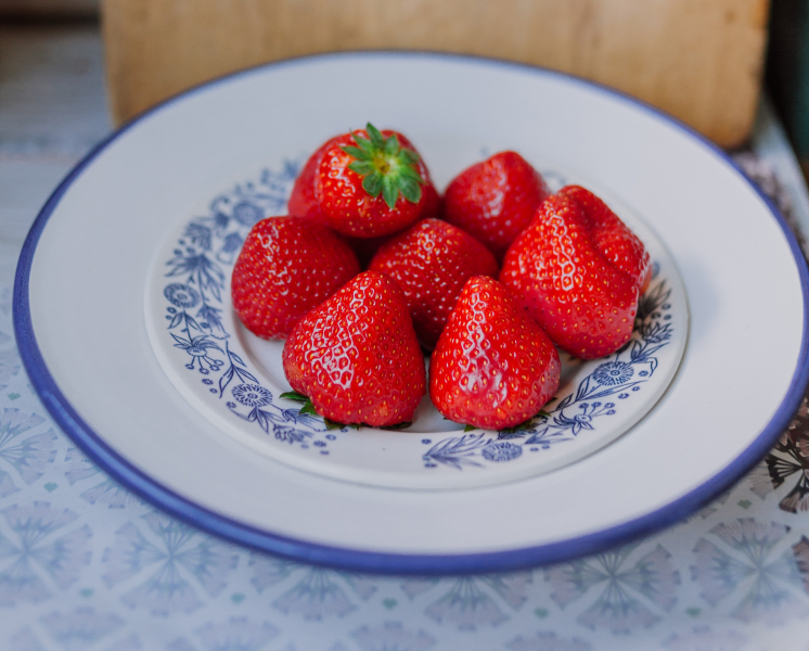 盘子里的草莓图片 美味的草莓图片
