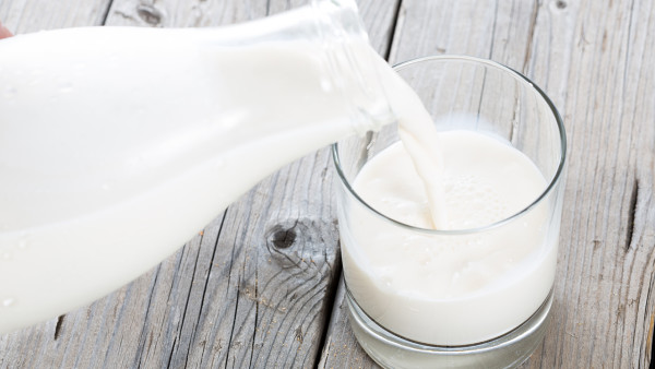 空腹喝牛奶有什么危害？牛奶和哪些食物搭配比较好？