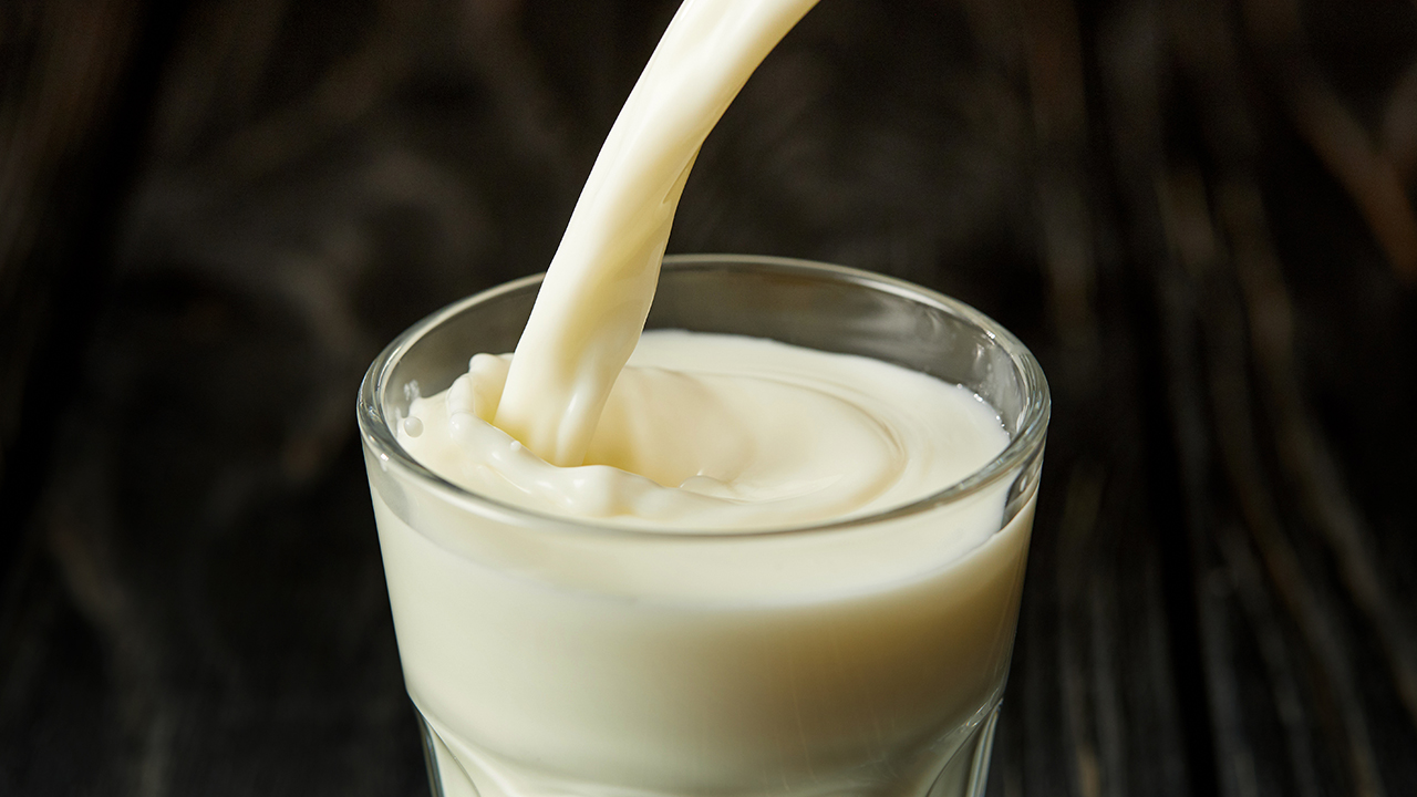 空腹喝牛奶有什么危害？牛奶和哪些食物搭配比较好？