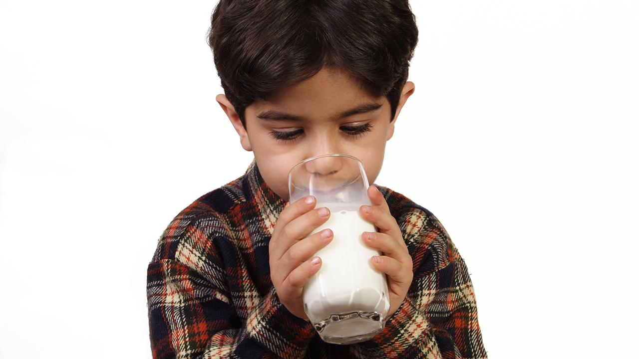 腹泻拉肚子不能喝牛奶吗？腹泻初期最好吃什么？