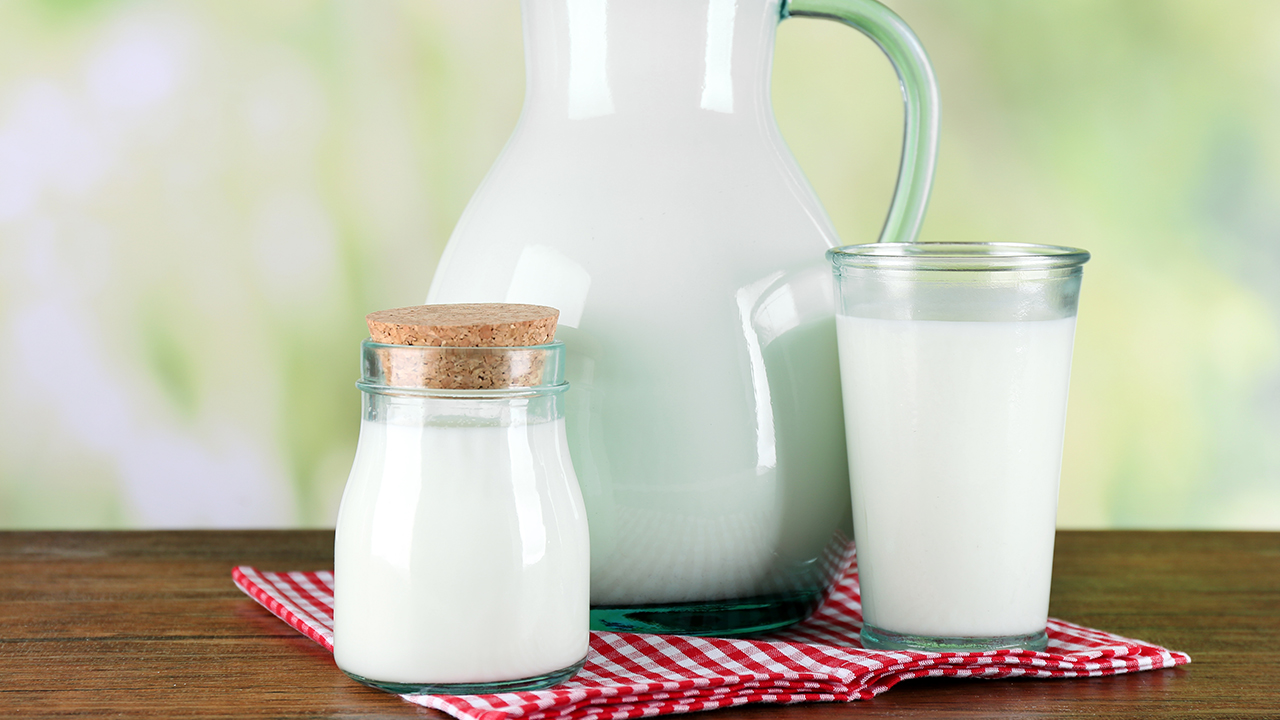 腹泻拉肚子不能喝牛奶吗？腹泻初期最好吃什么？