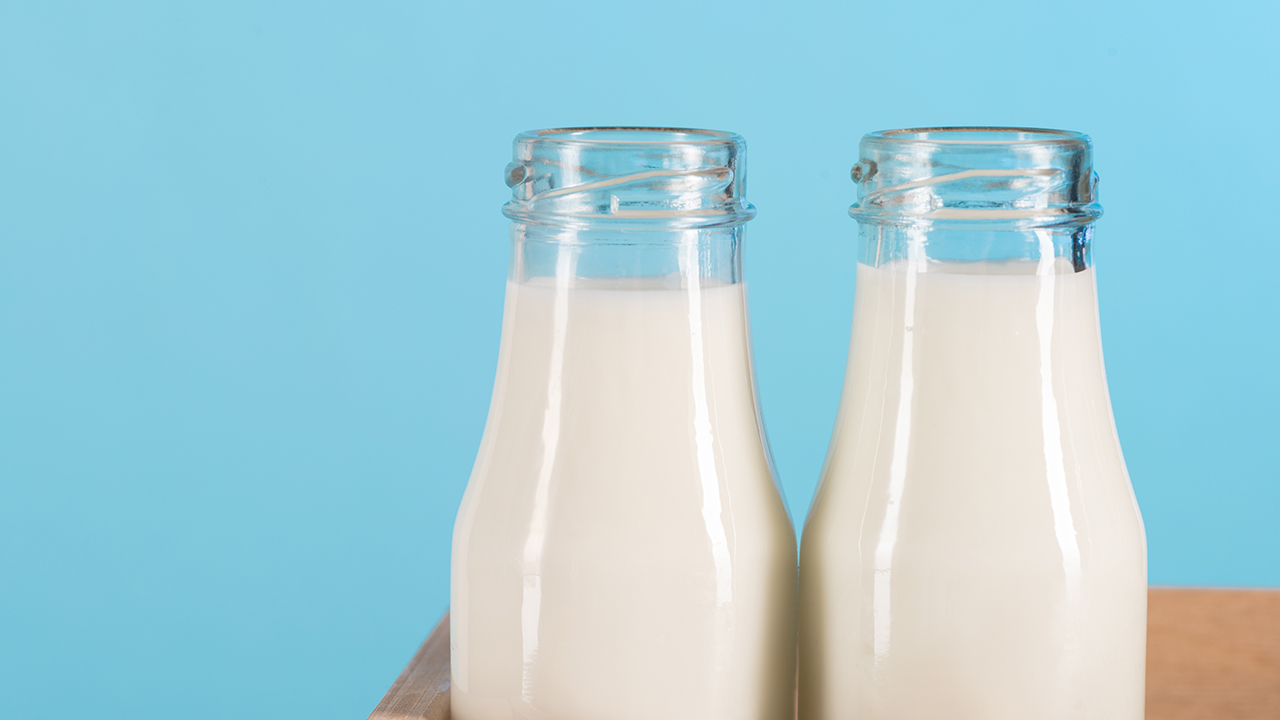 早上是喝牛奶的最佳时间吗？晚上喝牛奶有什么好处？