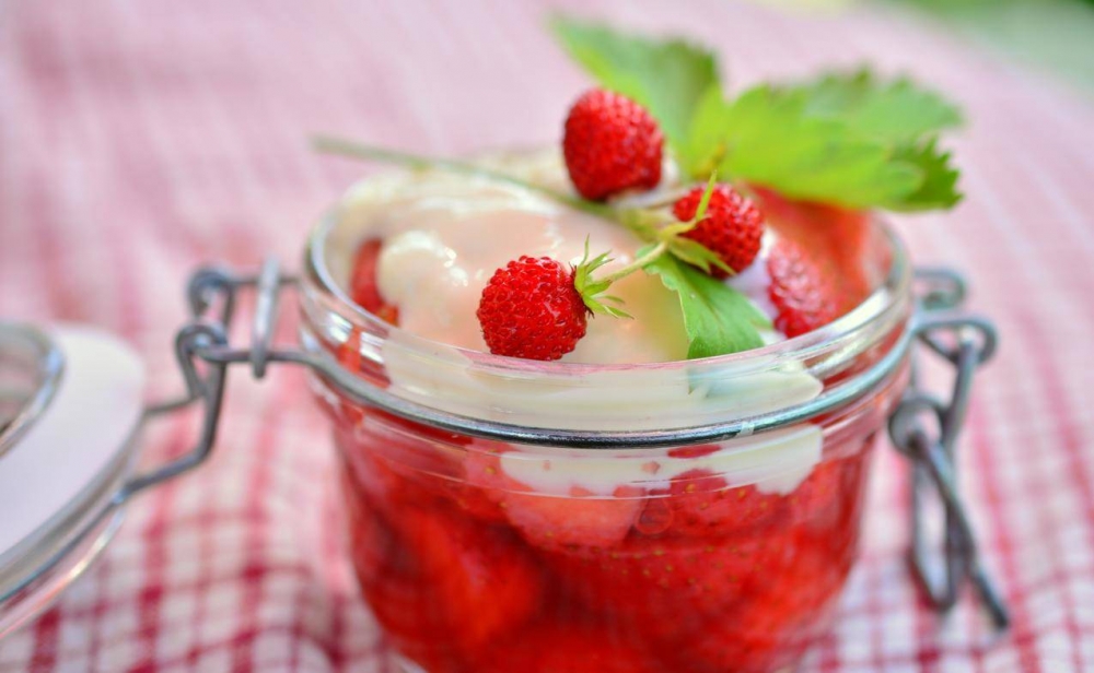 安慕希丹东草莓酸奶图片 草莓味酸奶制作过程和图片