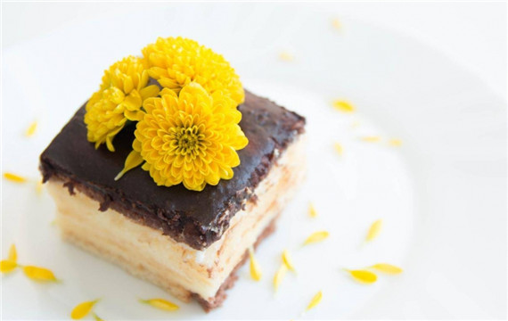怎么用菊花造型的模具做蛋糕 福州西湖推出菊花巧克力