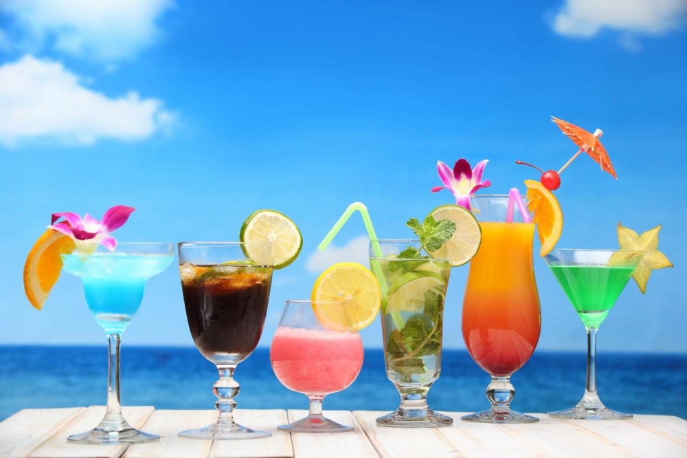 卡通夏季海滩饮料图片 蓝色大海小清新背景图
