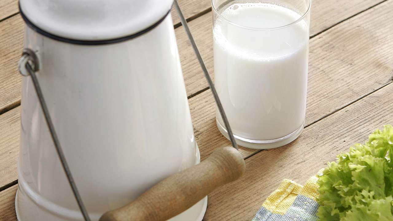 晚上应该喝牛奶还是酸奶？牛奶是有效的减肥饮品吗？