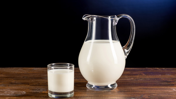 喝牛奶的最佳时间是什么时候？晚上睡觉前适合喝牛奶