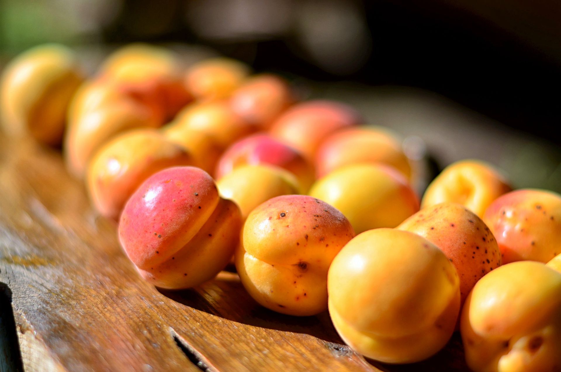 果实金黄，味甜多汁，熟透了的杏子果实高清静物摄影美图