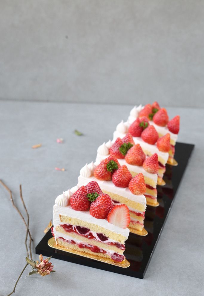 美味可口的草莓，山莓蛋糕图片