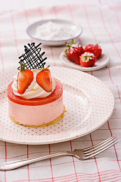 美味可口的草莓，山莓蛋糕图片