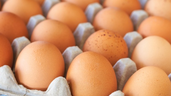 鸡蛋在冰箱里可以保存多久？鸡蛋放冰箱两个月还能吃吗？