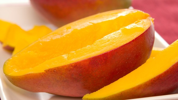 女性经期吃芒果易患子宫肌瘤是真的吗？芒果的功效你了解多少？