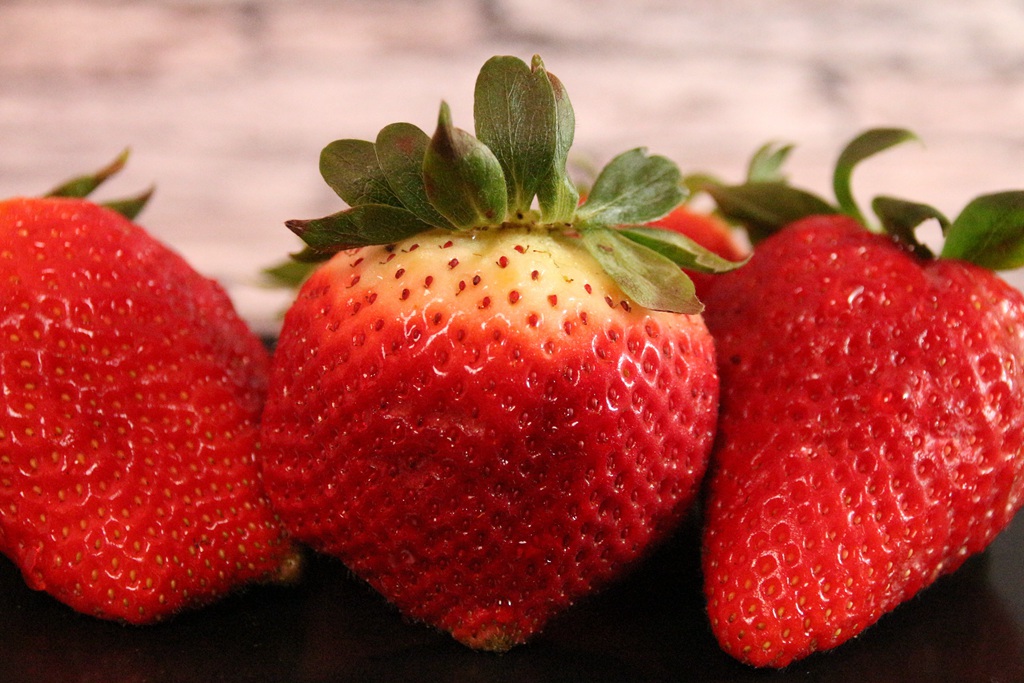 整个草莓颜色通红无色差 新鲜的草莓图片大全