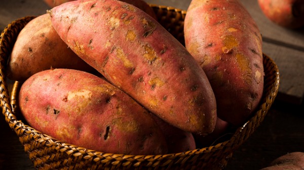 红薯蒸熟后变黑的原因有哪些？蒸红薯去皮和带皮吃哪个更营养