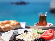 浪漫的春夏海边面包和红茶早餐