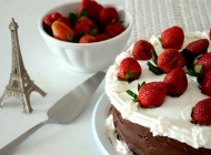 吃草莓甜点蛋糕和泡芙 吃草莓甜点蛋糕和面包
