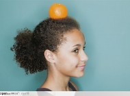 节食——头上顶着橘子的女孩