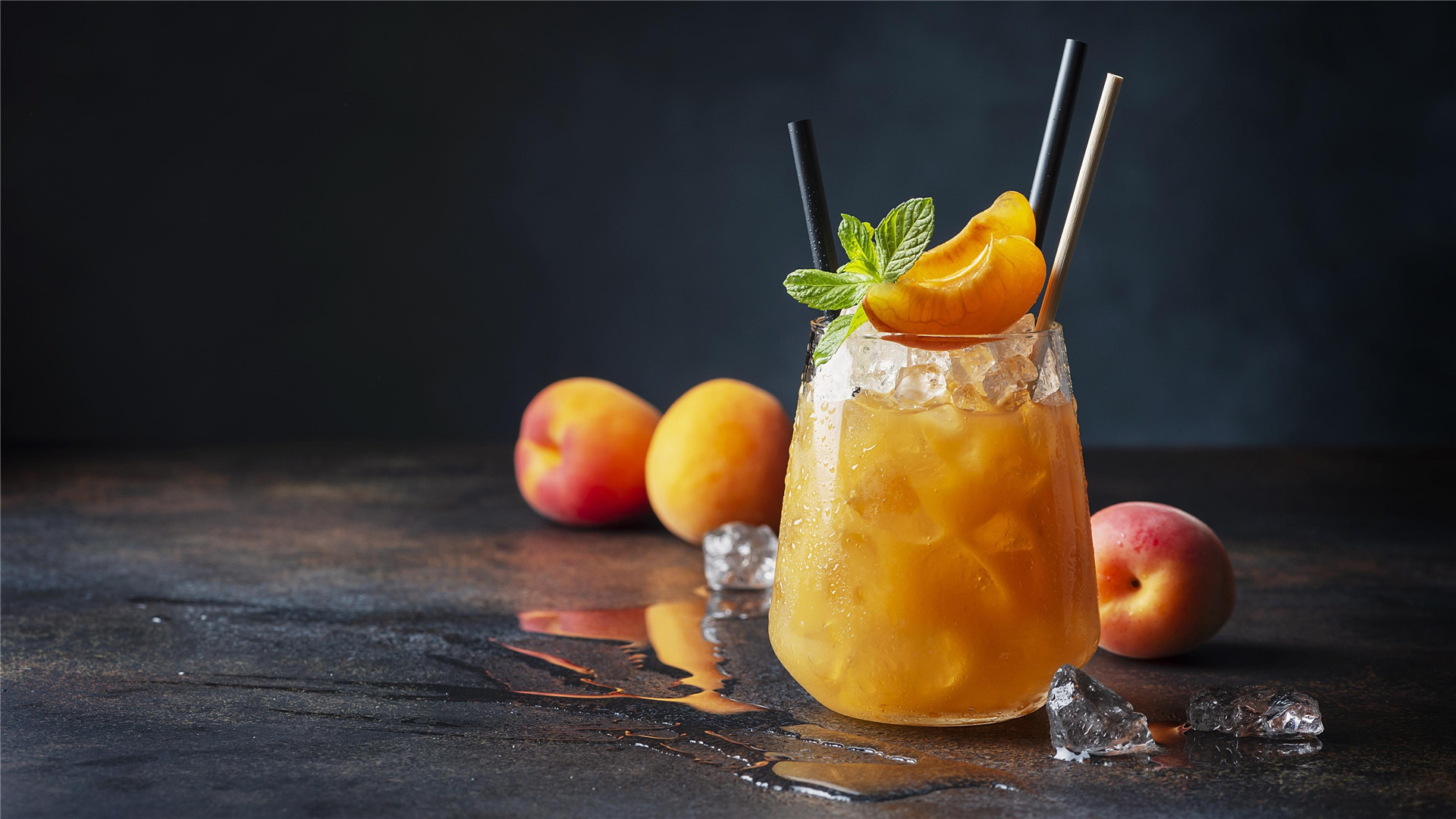水果和冰块的激情碰撞，玻璃杯子里夏天饮料和冰镇水果饮料的图片。