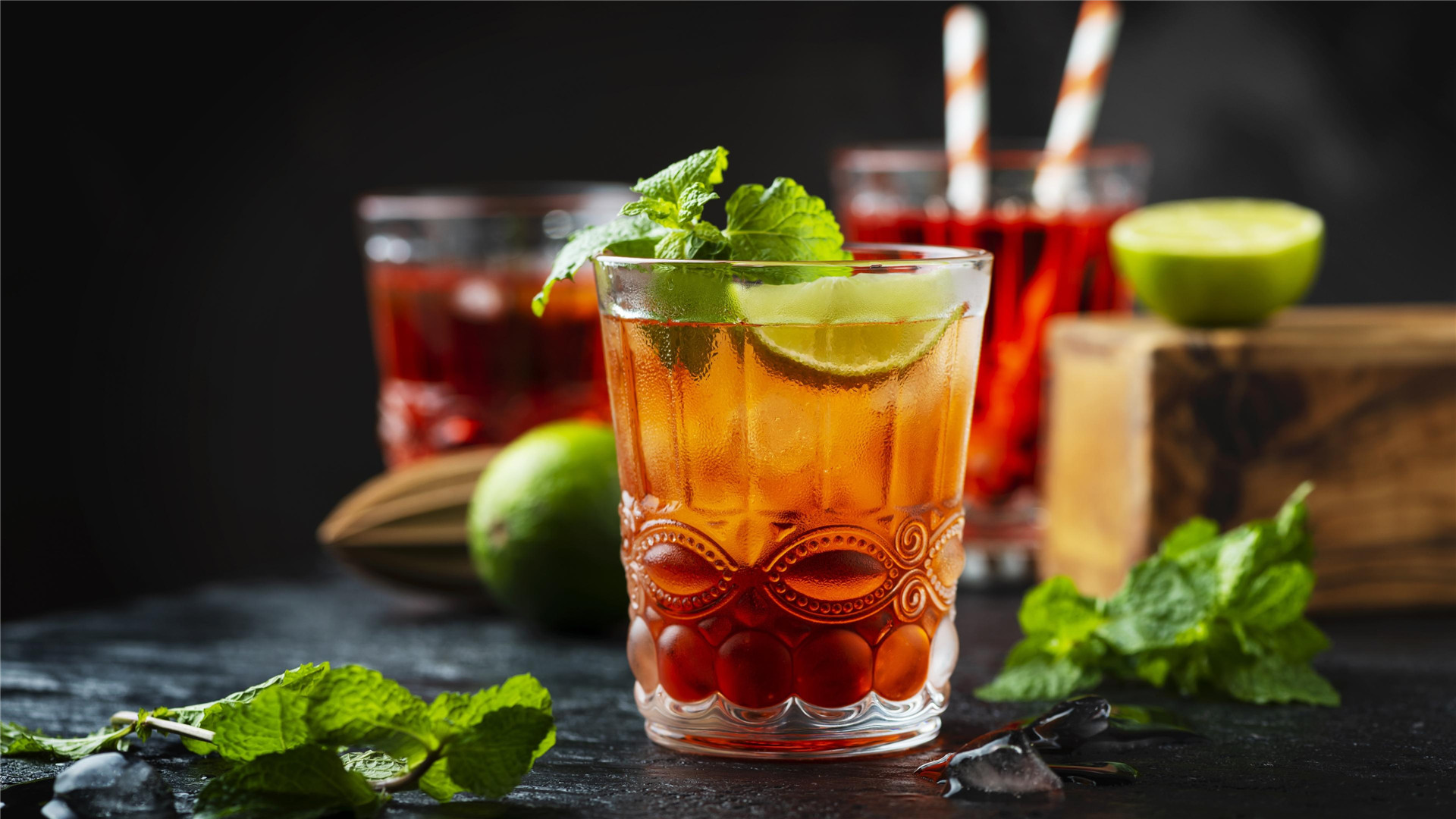 水果和冰块的激情碰撞，玻璃杯子里夏天饮料和冰镇水果饮料的图片。