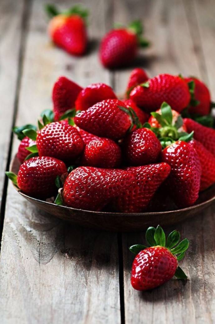 成熟奶油草莓图 最新鲜的草莓图片